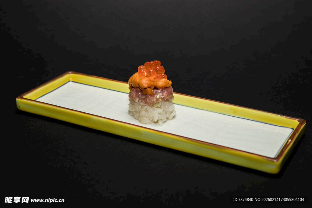 精致寿司摆于黄白盘上