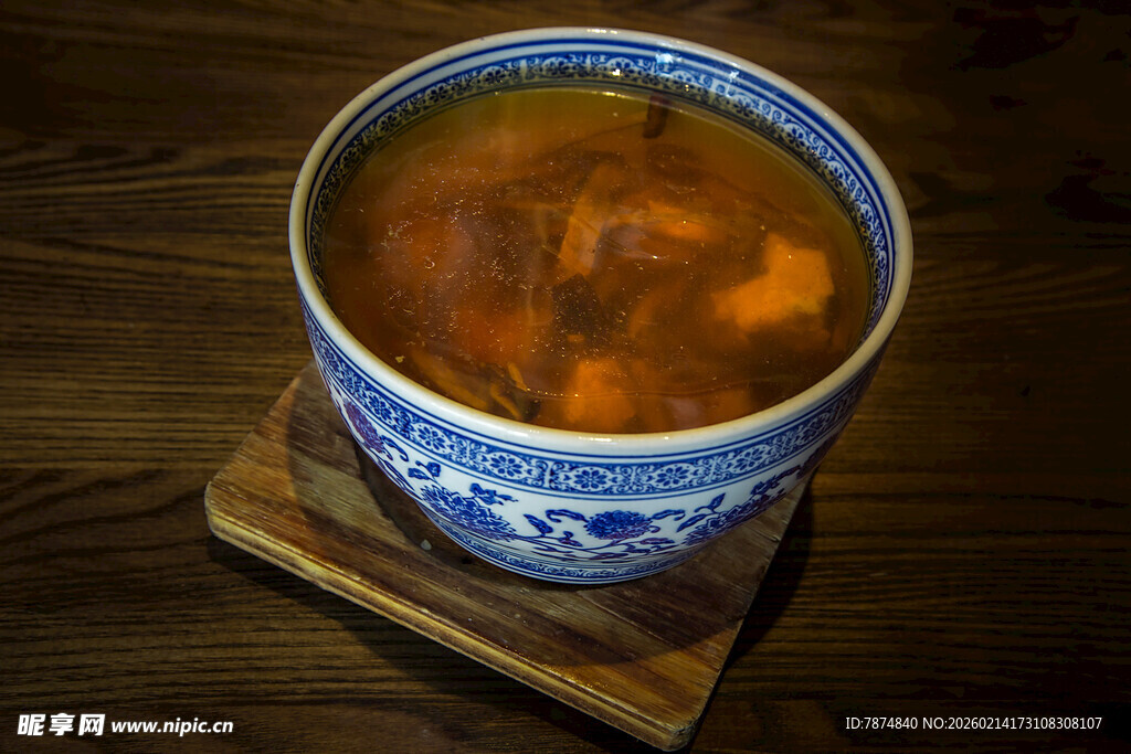 青花瓷碗盛装的美味汤品