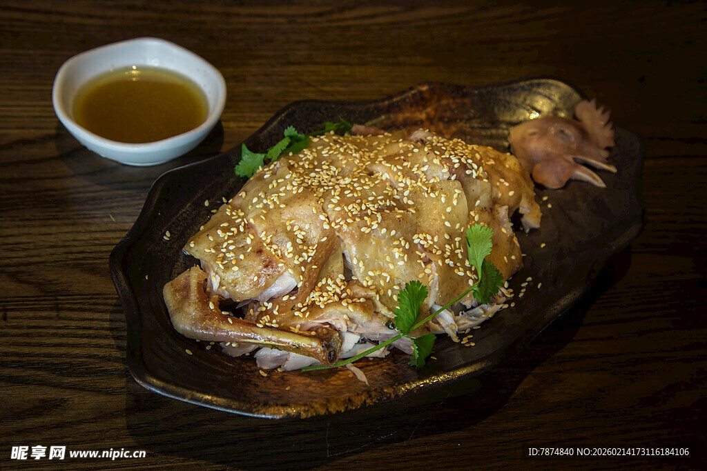 香酥烤鱼配蘸料诱人美味