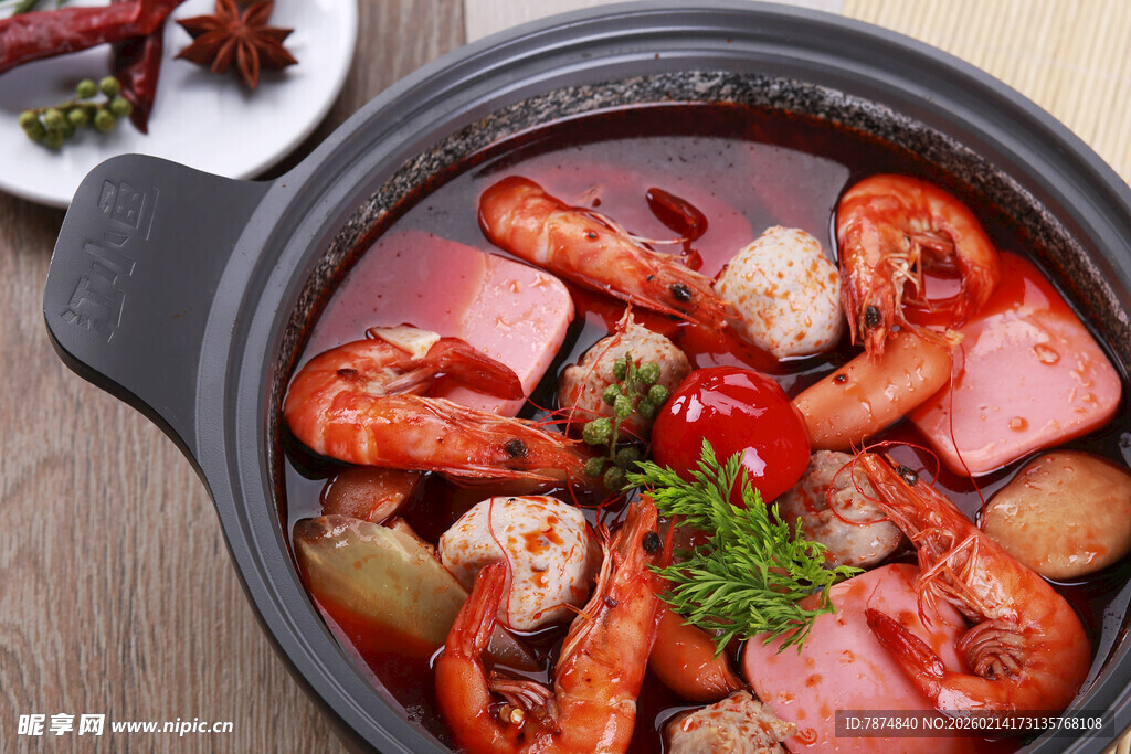 美味海鲜火腿砂锅煲