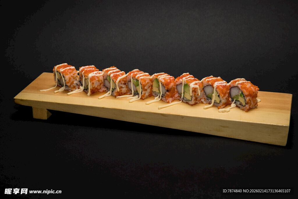 美味寿司卷整齐排列展示