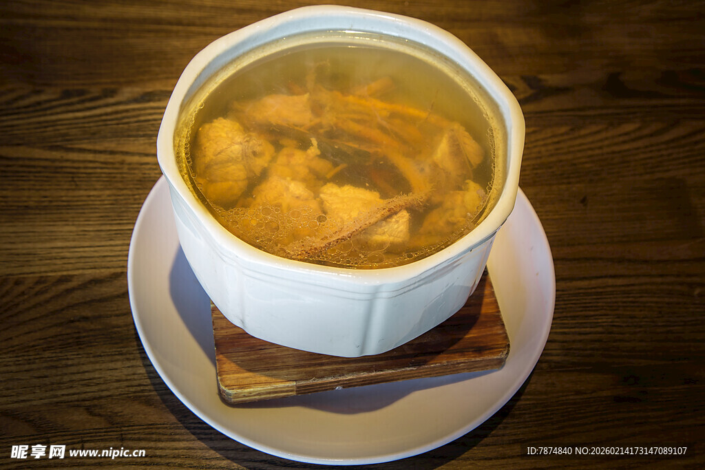 木桌上的一碗金黄炖汤