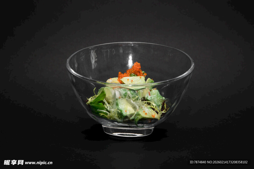 透明碗中的清新蔬菜沙拉