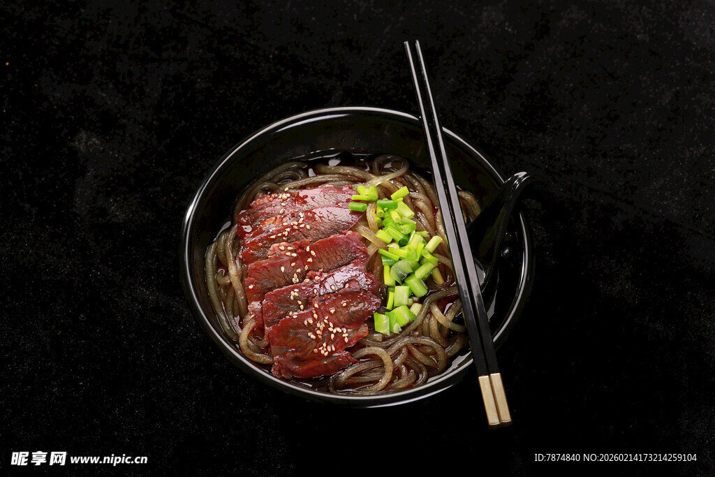 美味牛肉拉面配翠绿葱花