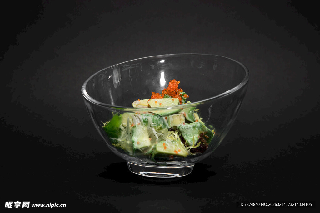 玻璃碗中的精致寿司料理