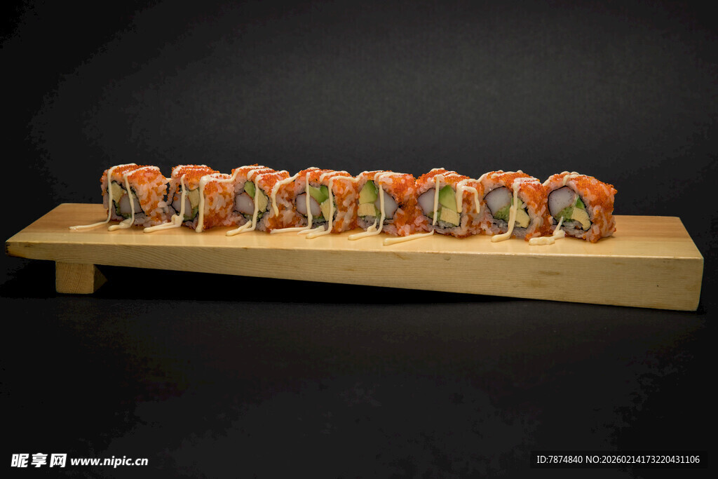 美味寿司整齐摆放在木盘上