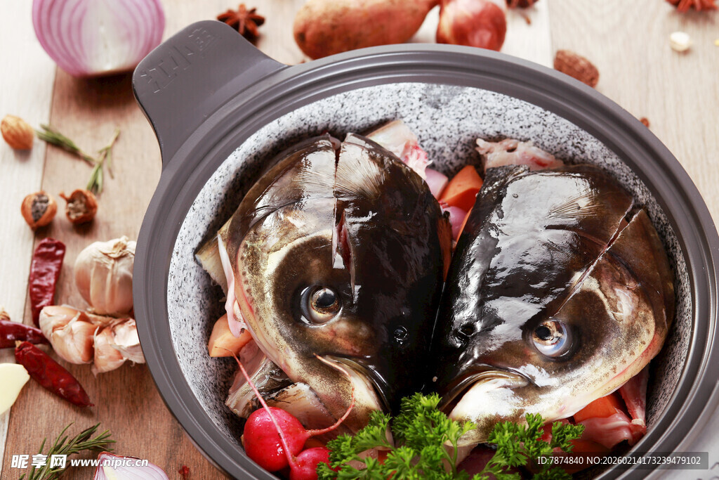 新鲜鱼头待烹饪的诱人画面