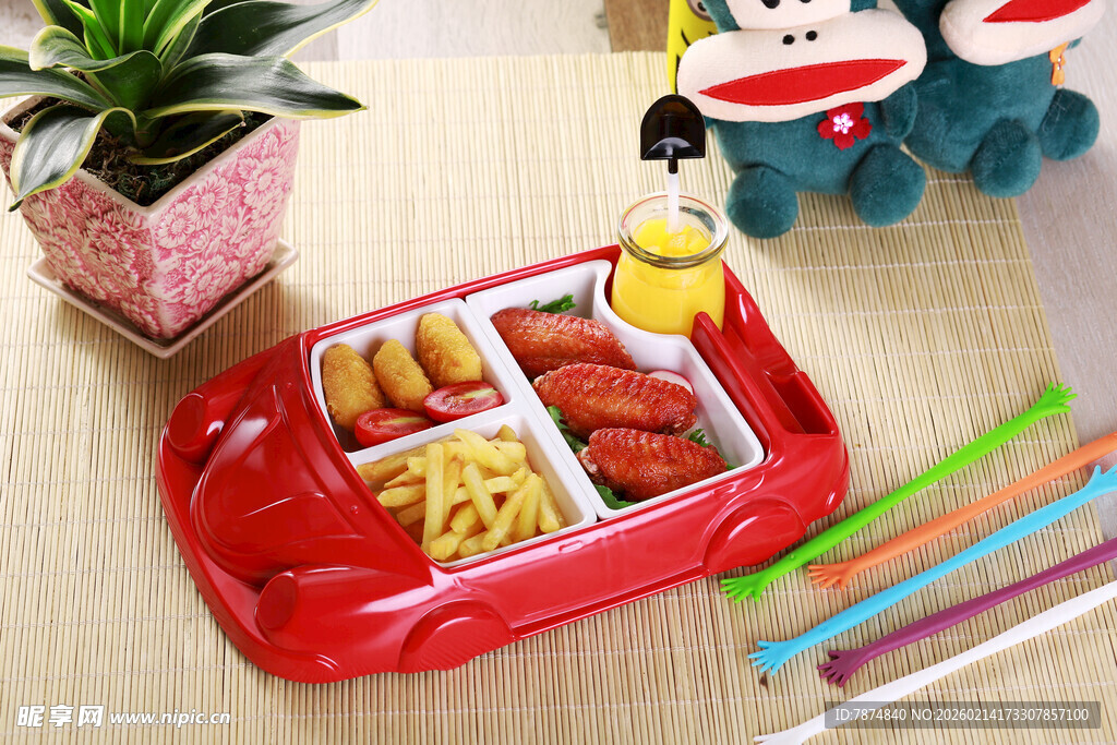 红色分格餐盘的美味餐食