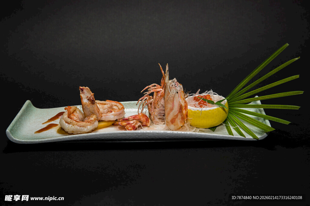 精致摆盘的美味鲜虾料理