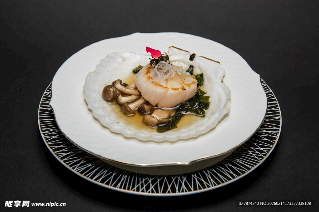 精致摆盘的特色海鲜菜肴