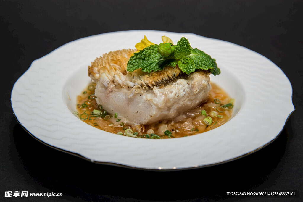 香煎鱼肉配清新蔬菜