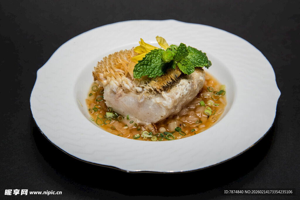 香煎鸡肉配蔬菜米饭料理