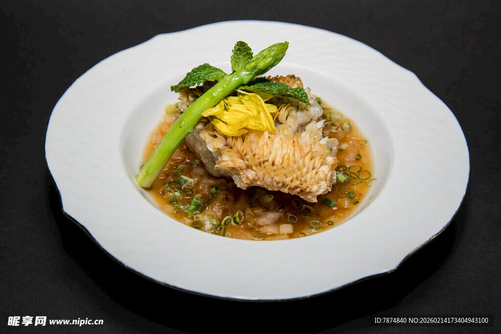 美味煎鱼配芦笋酱汁