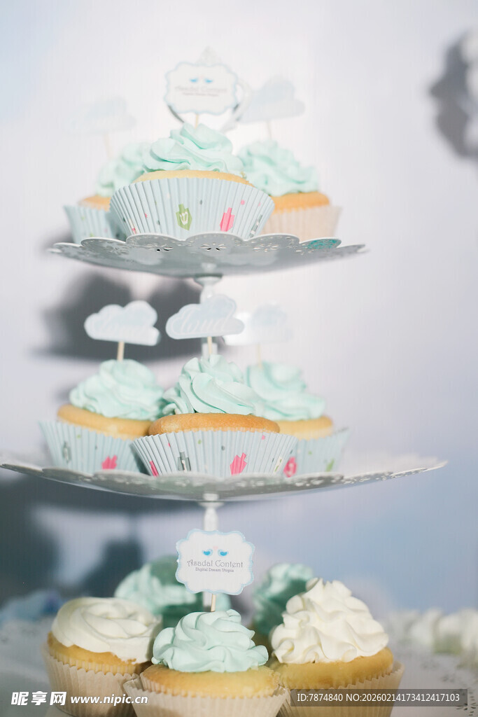 三层精致装饰纸杯蛋糕