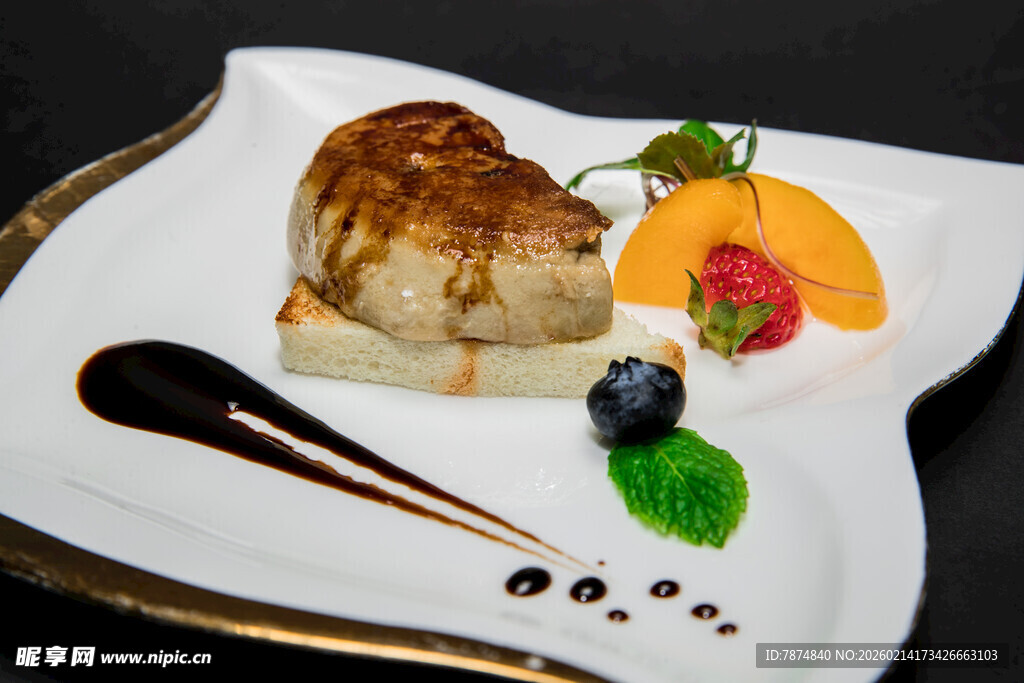 精致摆盘的美味甜品