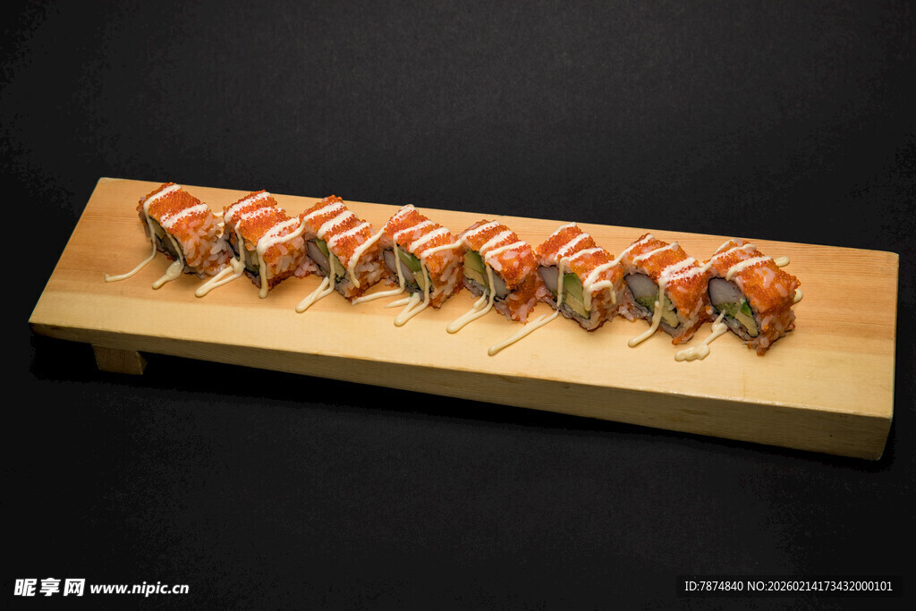 美味寿司整齐摆放在木盘