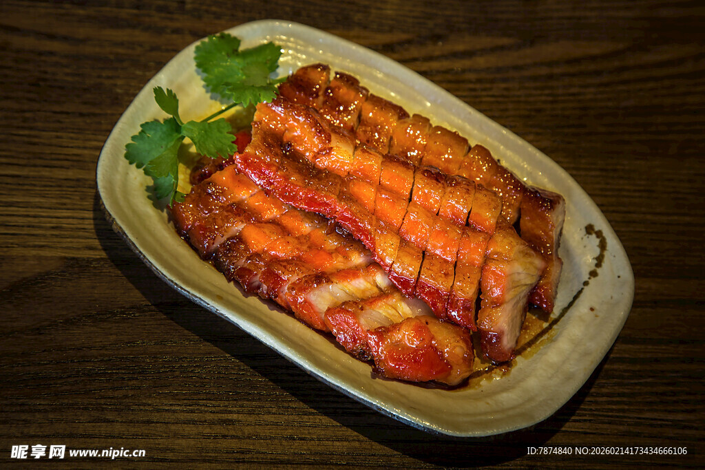 美味烤物摆于盘