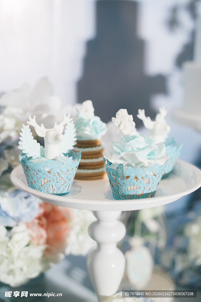精致蓝白纸杯蛋糕展示