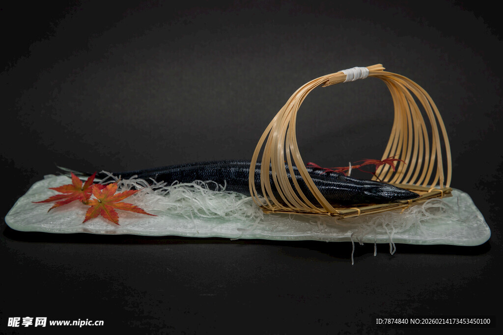 日式竹艺摆盘 秋叶添雅致