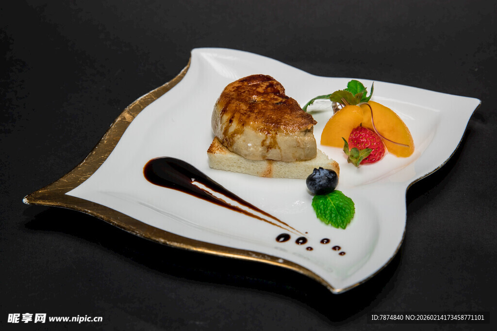 精致摆盘的美味甜点