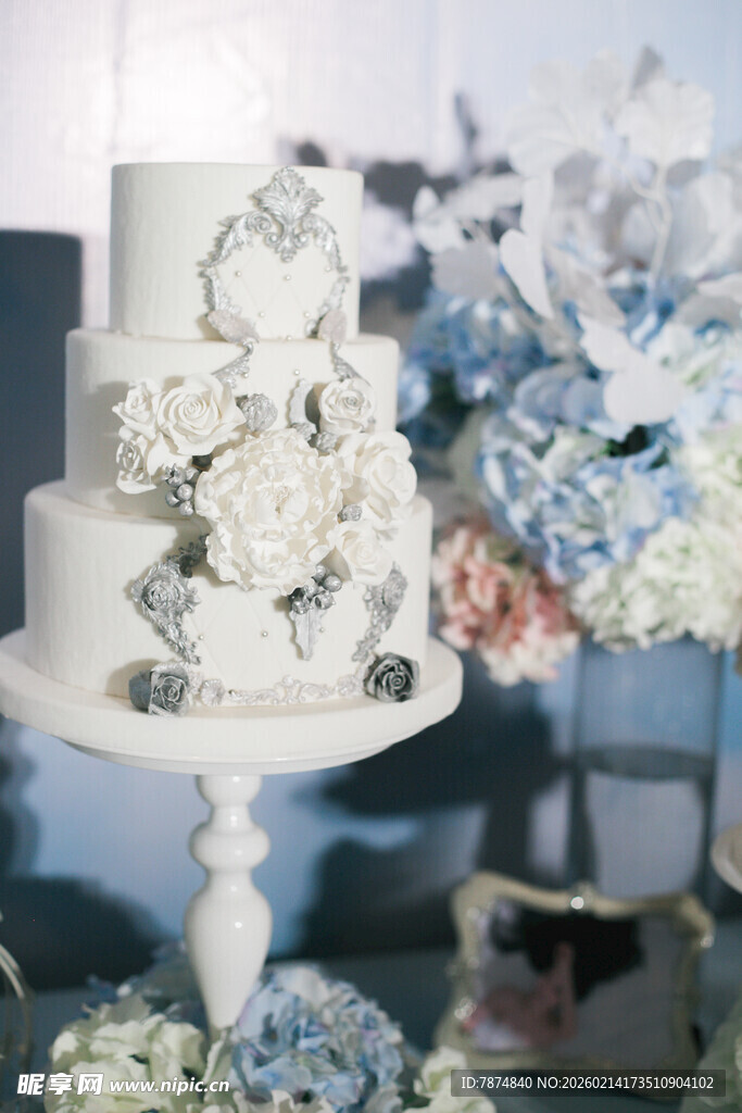精致花卉装饰双层婚礼蛋糕