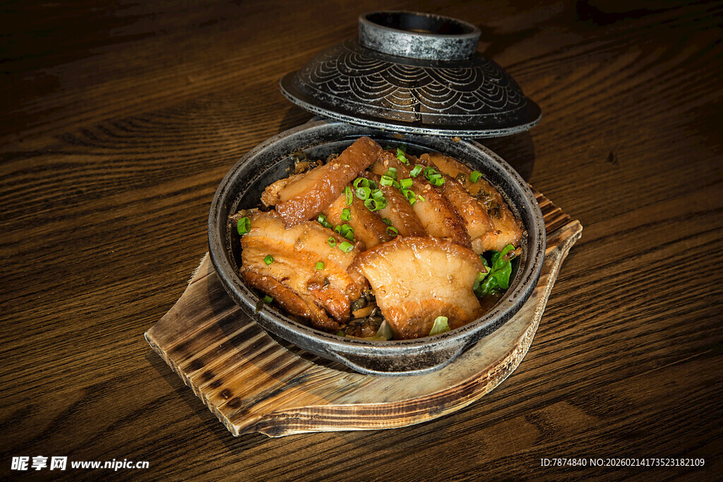 石锅美味鸡肉料理