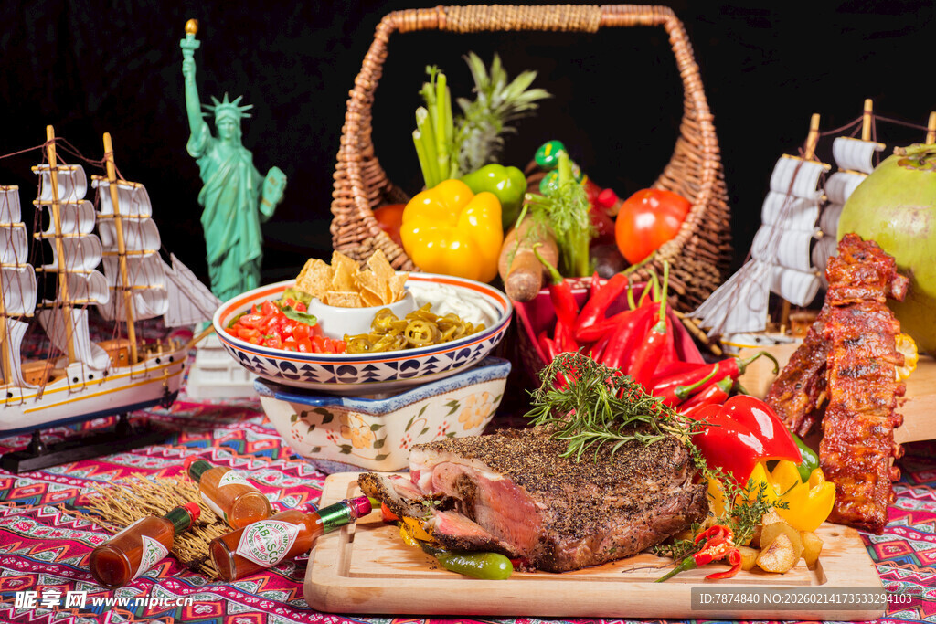 丰盛鲜果与美食拼盘