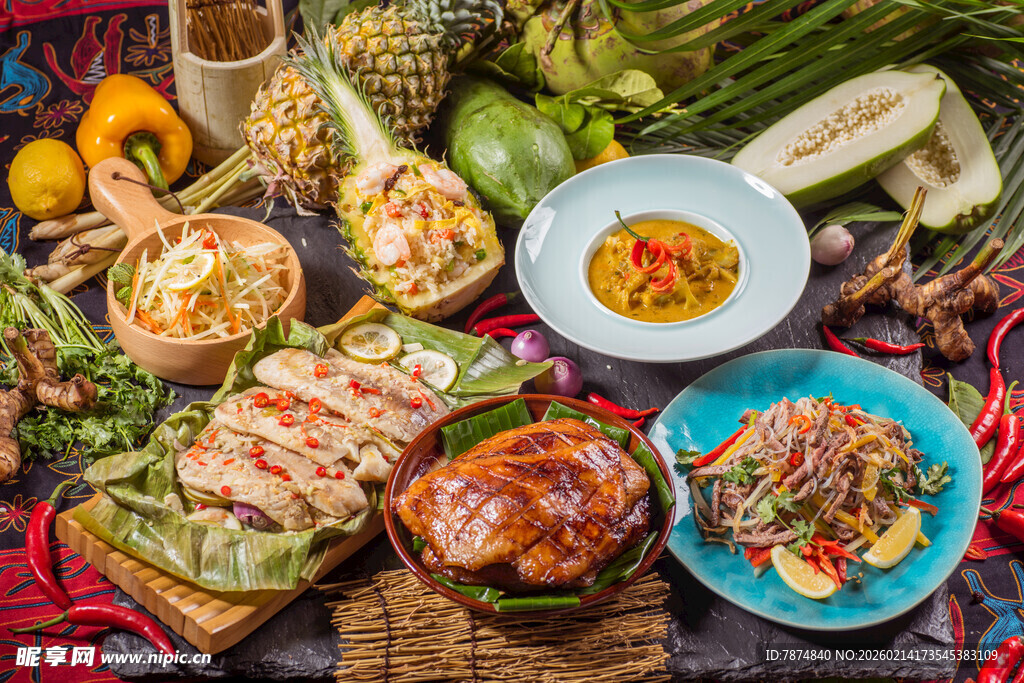 丰盛多样的特色美食拼盘