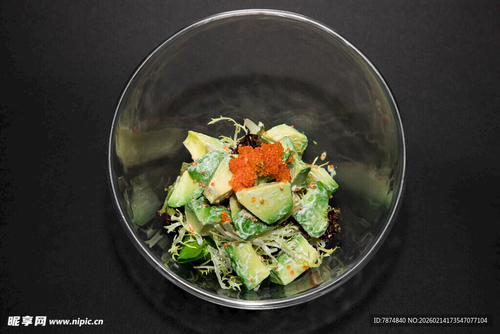 透明碗中的多彩蔬菜沙拉