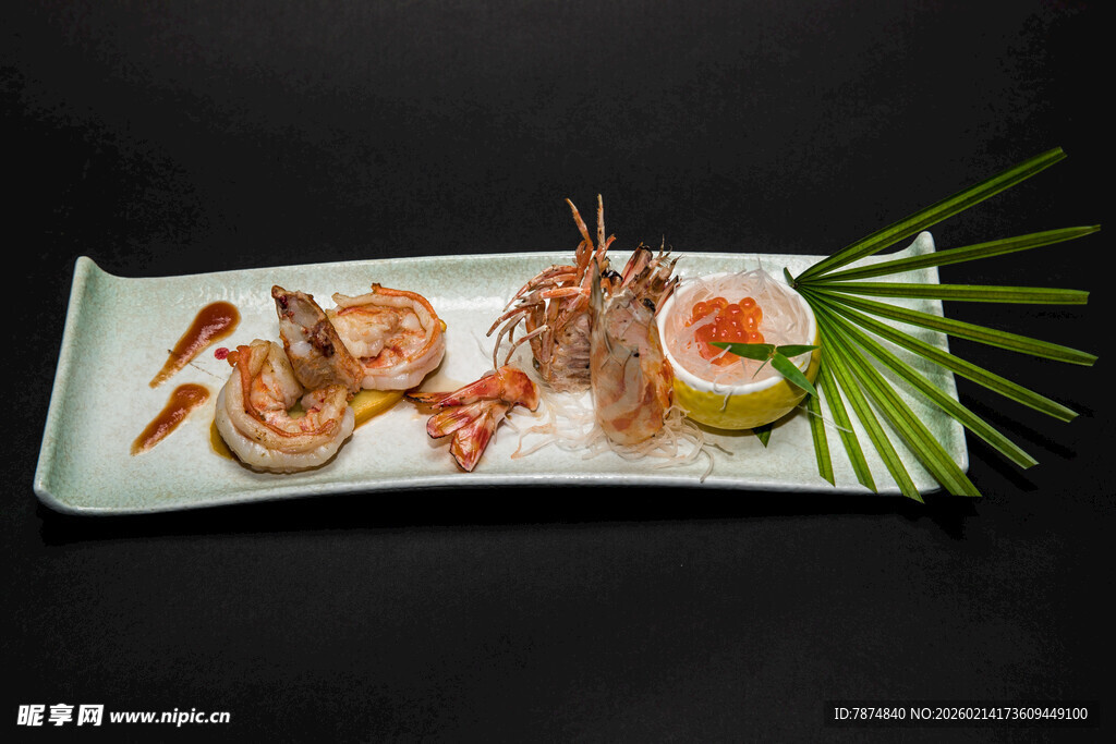 精致摆盘的美味鲜虾料理