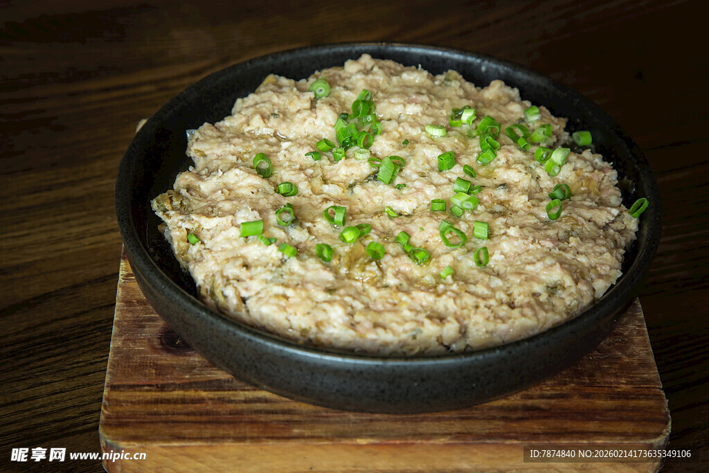 黑碗中的美味葱花糙米饭