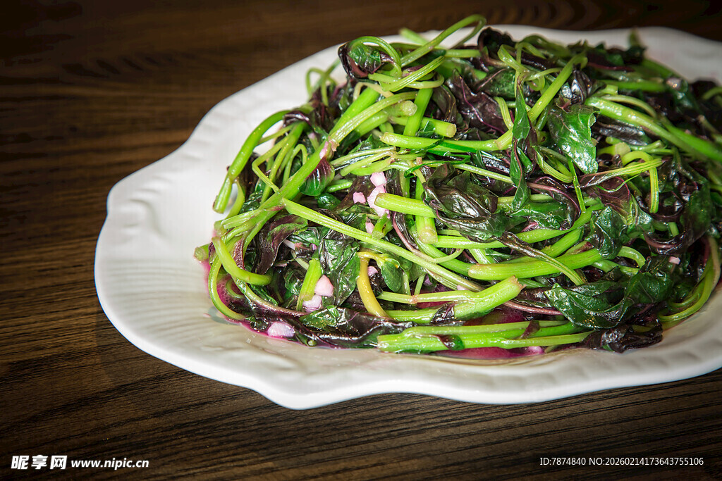 一盘鲜嫩紫背天葵菜
