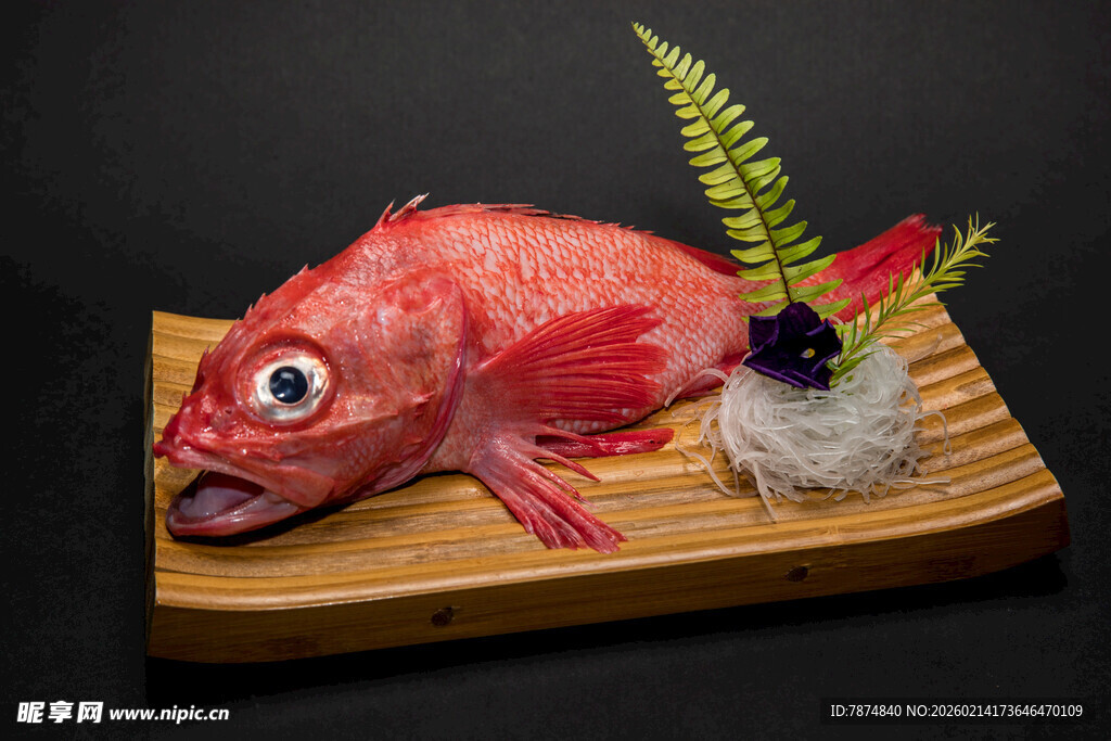 精致摆盘的红色大眼鱼