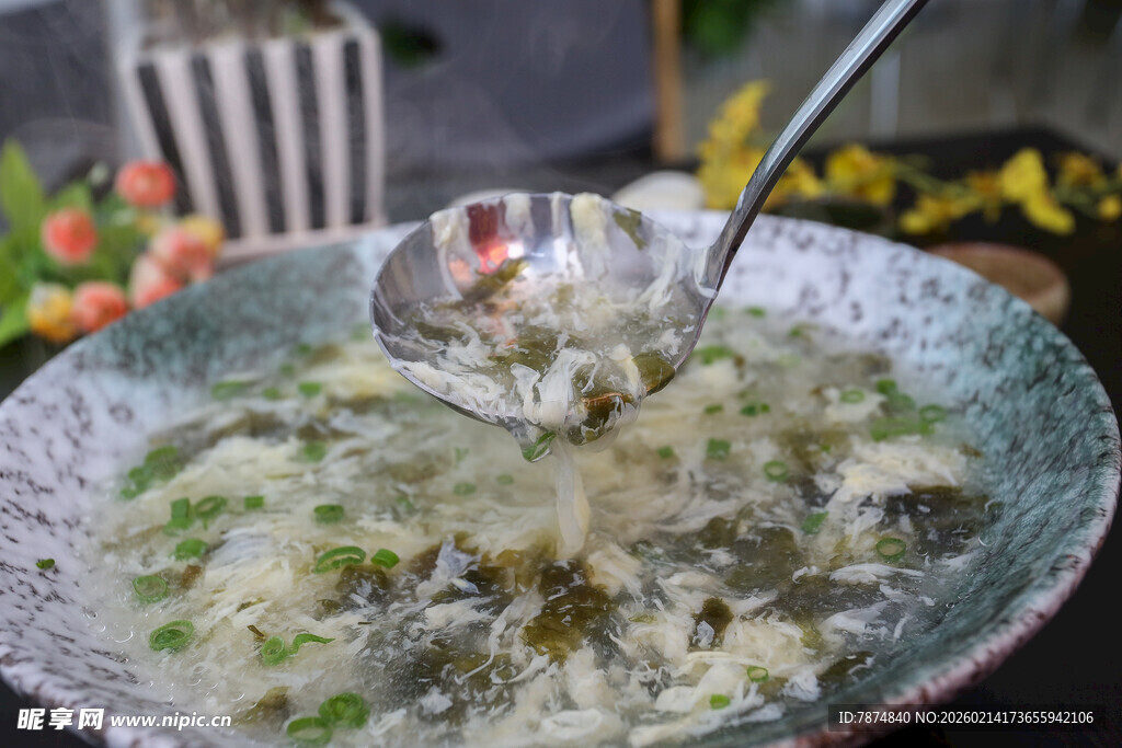 美味酸菜鱼汤诱人呈现