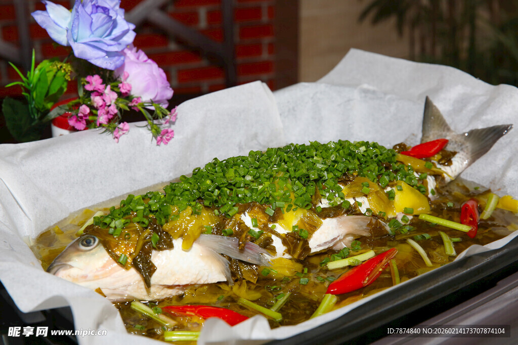 香嫩烤鱼配多彩蔬菜