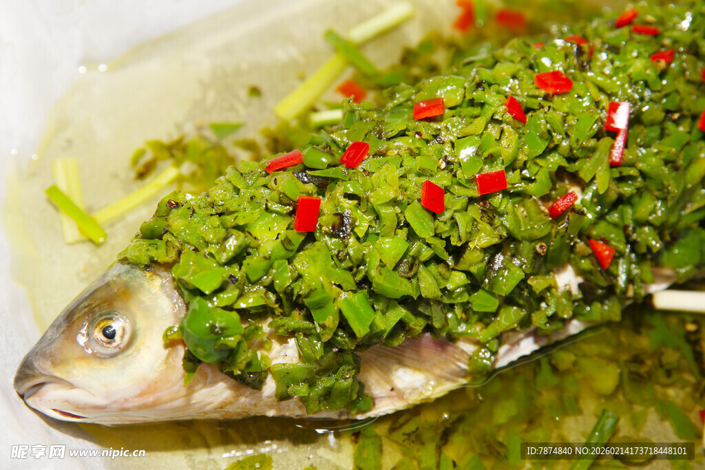 葱香点缀的清蒸鱼