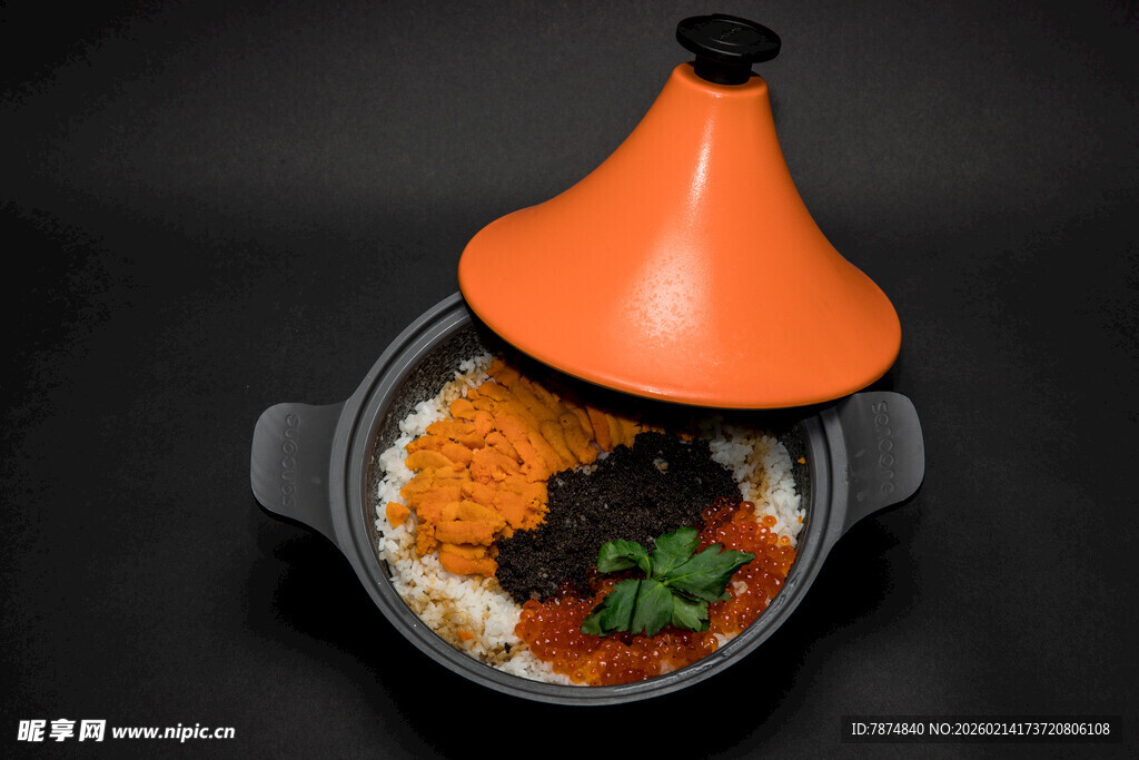 橙色陶制塔吉锅烹饪美食