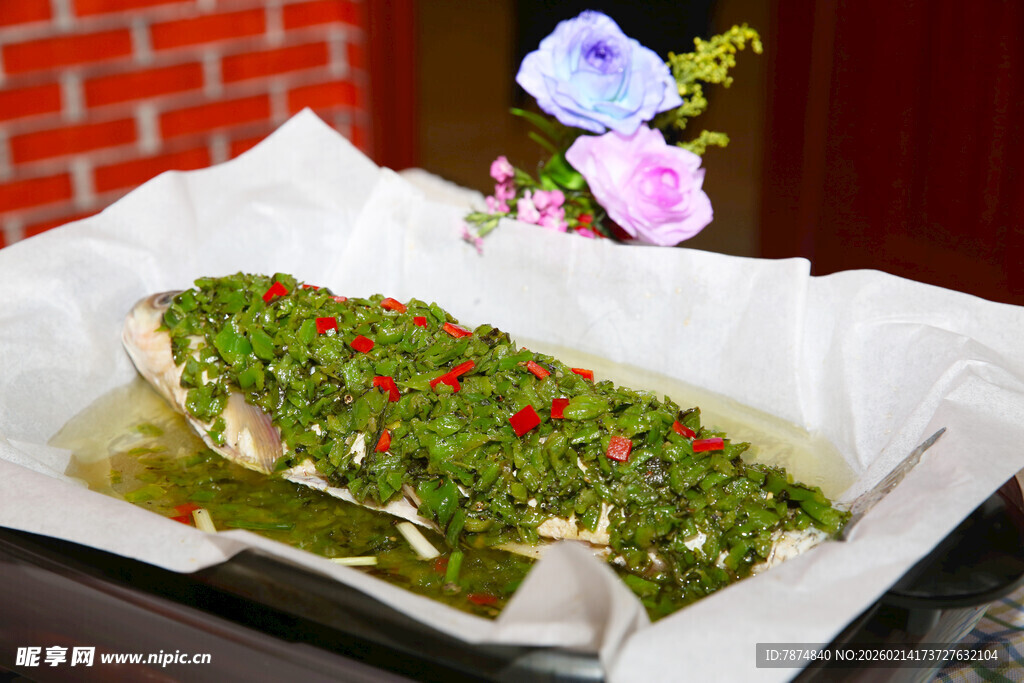 香烤鲈鱼配翠绿酱汁