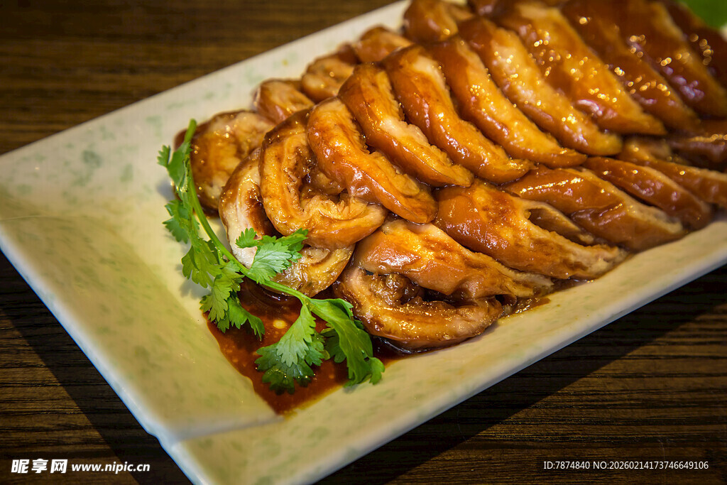 美味切片鸡肉摆盘精致