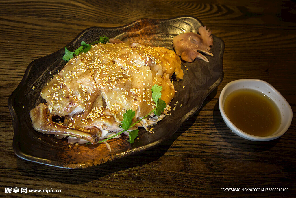 美味烤鱿鱼配蘸料