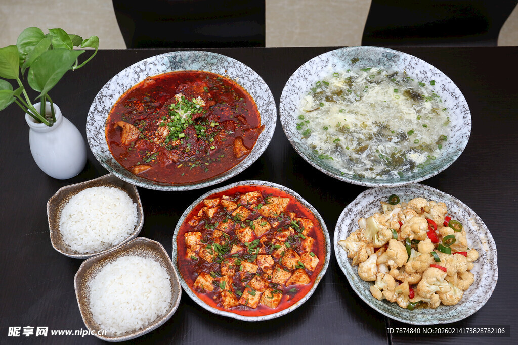 丰盛家常菜摆桌