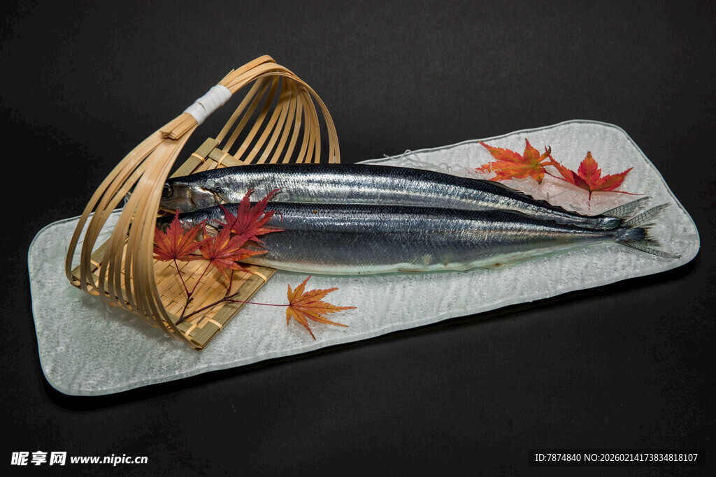 日式摆盘秋刀鱼与枫叶