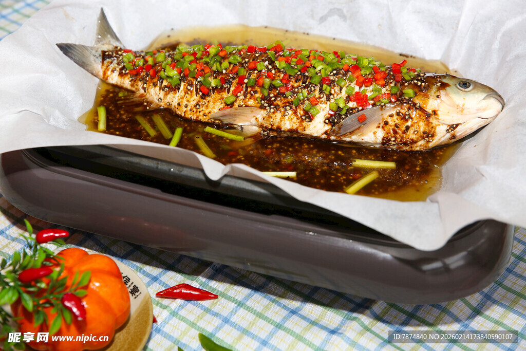 香煎鱼配蔬菜 美味诱人