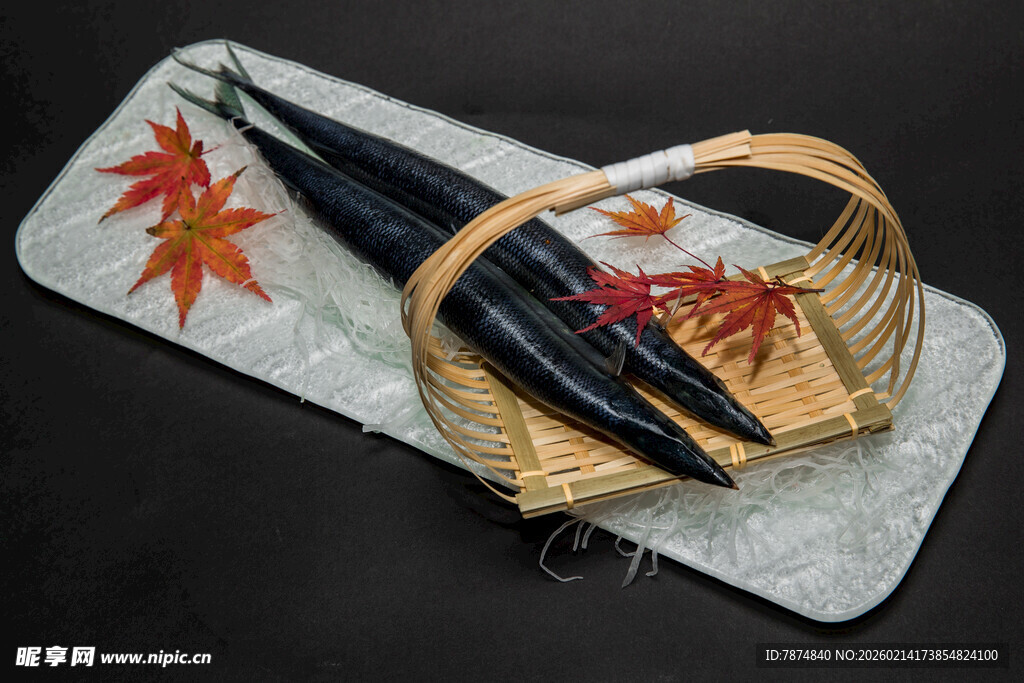 日式餐具与枫叶装饰摆件