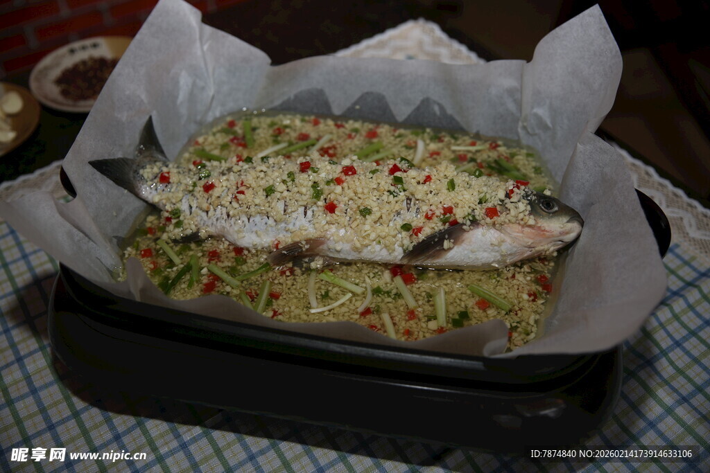 烤盘上的美味烤鱼料理