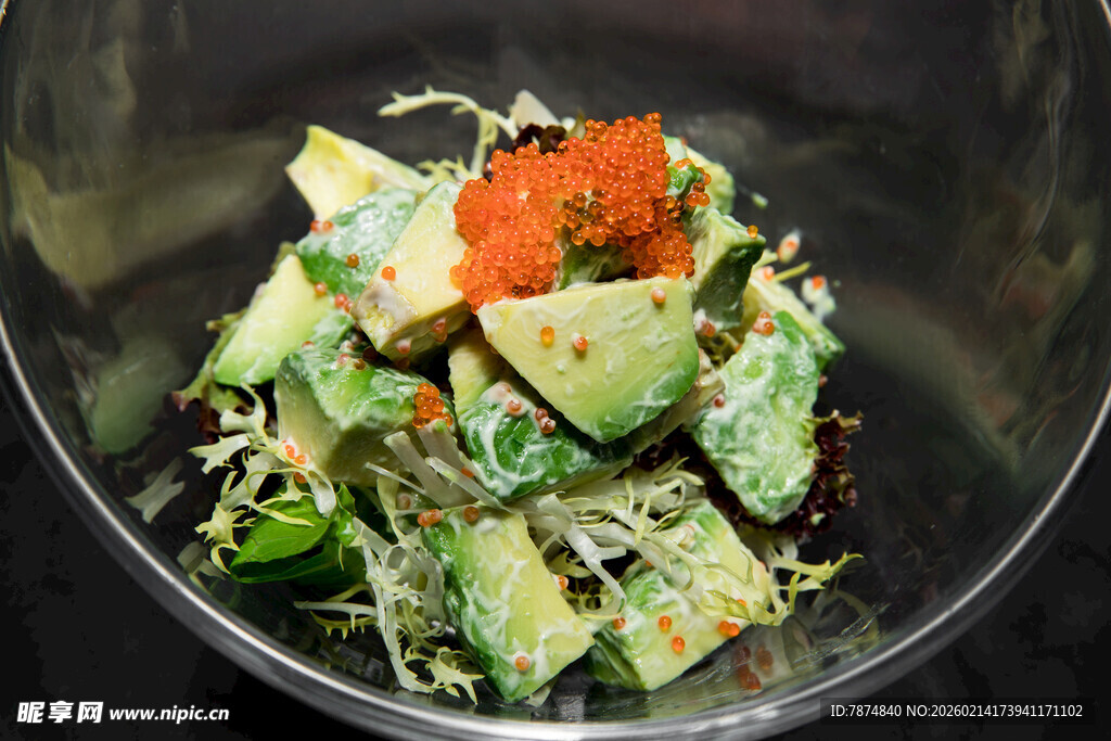 美味牛油果沙拉配鱼子酱