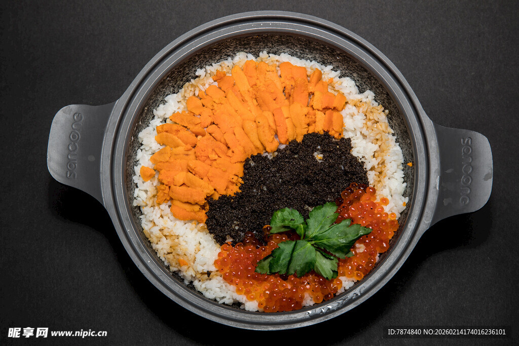 多彩食材搭配的美味米饭