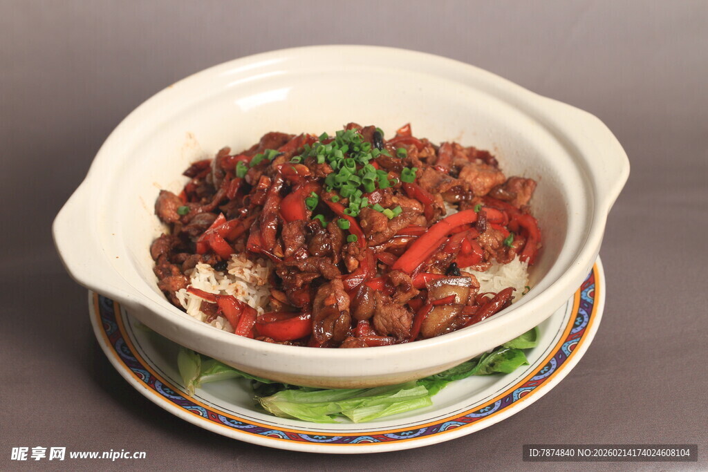 砂锅牛肉盖饭 美味诱人