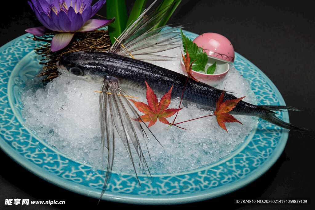 冰盘上的精致生鱼片料理