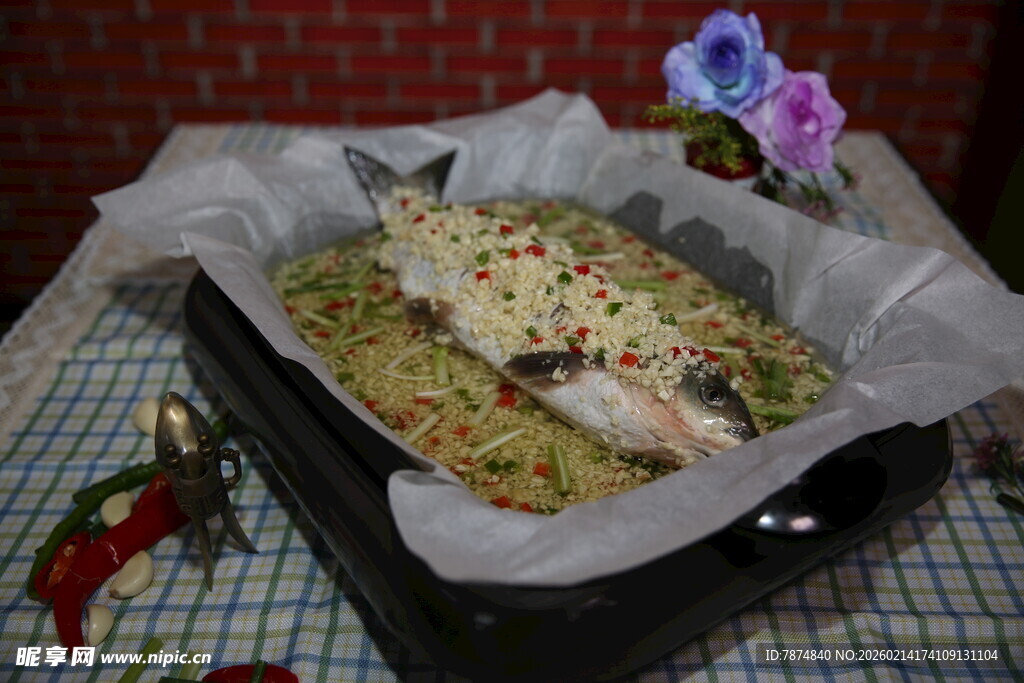 锡纸烤鱼配花饰